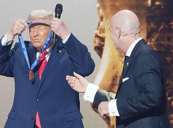 अमेरिकी राष्ट्रपति को मिला ‘शांति पुरस्कार’, उत्साहित होकर खुद ही उठाकर गले में डाल लिया