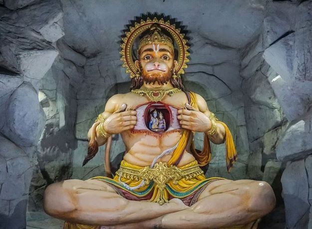 क्या हनुमान चालीसा सच में घटा सकती है मंगल दोष का प्रभाव? जानिए कैसे करें पाठ