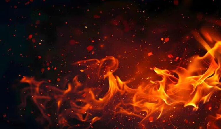 चलती Tata–Ernakulam Express में आग से अफरा-तफरी, दो कोच चपेट में, एक की जान गई