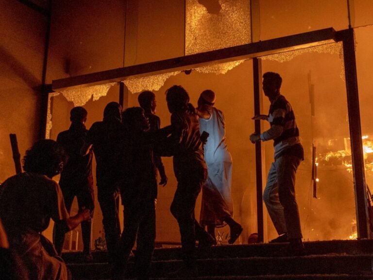 150 कंप्यूटर लूटे, फाइलें फाड़ीं, बांग्लादेश के मीडिया हाउस में भीड़ का तांडव