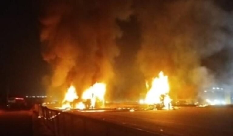 बस और लॉरी की भिड़ंत के बाद लगी भीषण आग, 12 की मौत, 20 झुलसे