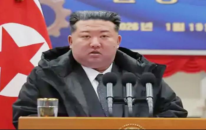 बहुत देर होने से पहले अपने पैरों पर खुद यहां से चले जाओ!