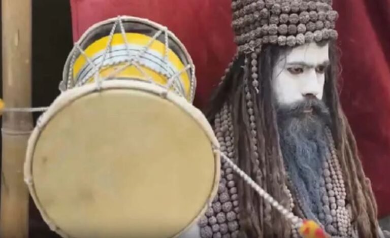कौन हैं नागा साधु दिगंबर अजय गिरि? 11 हजार रुद्राक्ष की माला और तन पर भस्म, माघ मेले में बने आकर्षण का केंद्र