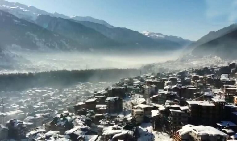 हिमाचल में बर्फ देखने उमड़े पर्याटक, सड़कों पर ट्रैफिक जाम, रोज 15 हजार वाहन पहुंच रहे