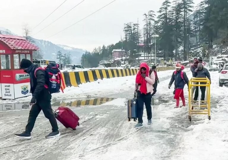 हिमाचल में जमकर हुई बर्फबारी, मनाली में सैकड़ों पर्यटक फंसे, रास्तों पर लग गया लंबा जाम