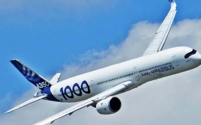 हवा में विमान का पहिया गिर जाने के बाद भी पायलट ने अटलांटिक के ऊपर तय किया 10 घंटे का सफर