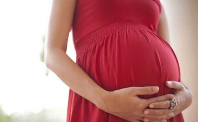 मात्र 14 साल की उम्र में मां बनी बच्ची ने बताए प्रेग्नेंसी के नुकसान