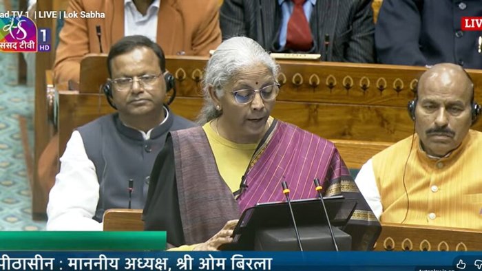 कैंसर की 17 दवाएं हुईं सस्ती, बैटरी और विमान ईंधन पर भी कस्टम ड्यूटी घटी