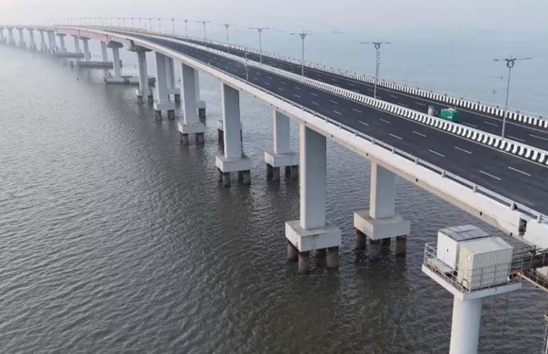 रिहाई की मांग को लेकर अटक ब्रिज पर इमरान समर्थकों का कब्जा, मुनीर ने भेजी सेना