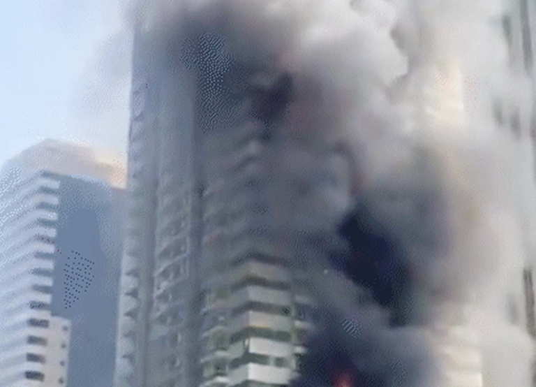 दुबई की 90 मंजिला इमारत में लगी आग, मरीना टॉवर के पास धुंआ-धुंआ फैला