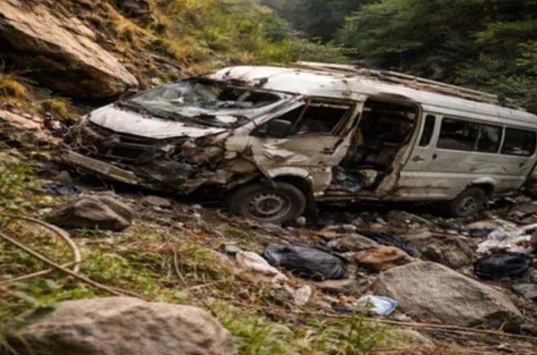 मनकामना मंदिर से लौट रहे भारतीय श्रद्धालुओं की बस गहरी खाई में गिरी, 7 की मौत