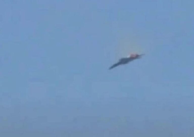 कुवैत के हवाई क्षेत्र में अमेरिकी एफ-15 लड़ाकू विमान गिरा, पायलट की बची जान